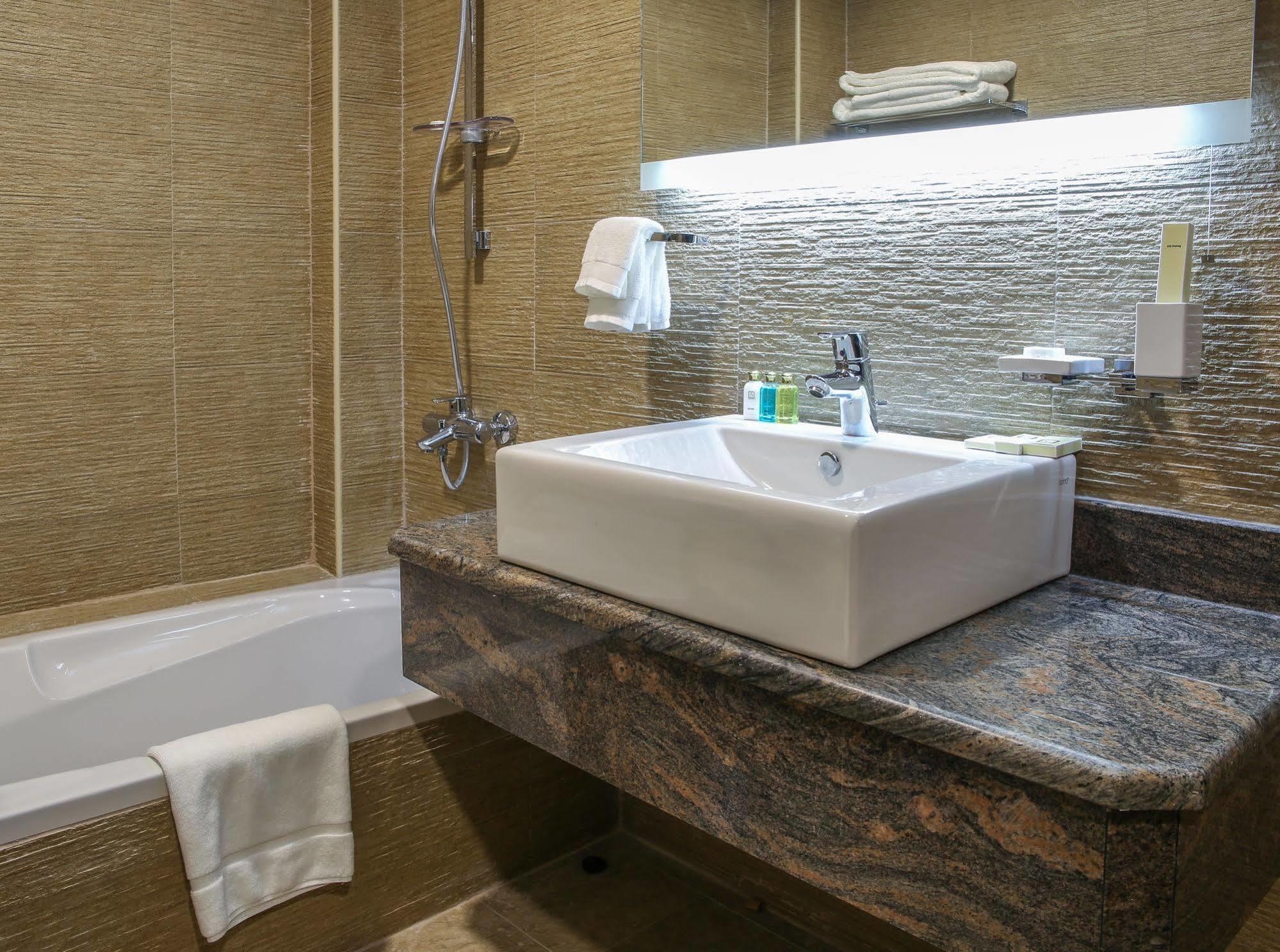 Adams Hotel Kuwait City Eksteriør bilde
